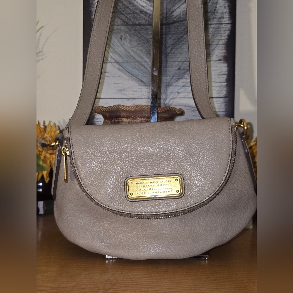Marc By Marc Jscobs Classic Q Nstasha Crossbody. Gray/Taupe Leather EUC